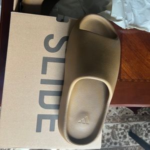 Adidas YEEZY BRAND NEW US9 MENS SLIDE OCHRE